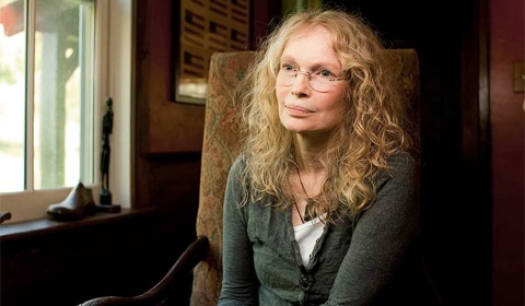 A Mia Farrow le parece que CFK no solo encubrió el atentado a la AMIA sino que mató a Nisman