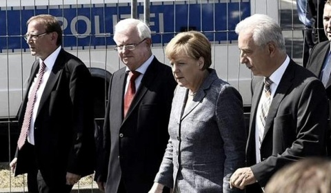 Angela Merkel visita un centro de refugiados en plena oleada de ataques xenófobos