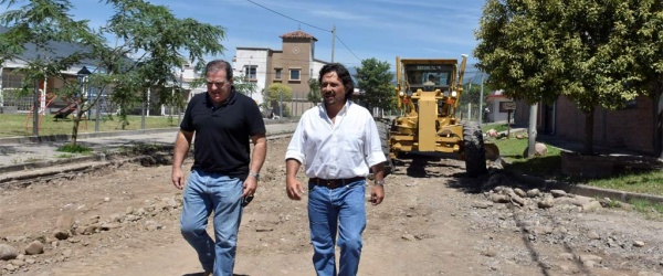 Gustavo Sáenz supervisa las obras de pavimentación en el barrio El Huaico