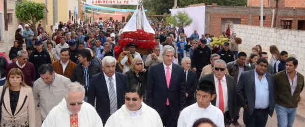 Zottos acompaña la procesión de la Virgen de la Merced en El Jardín