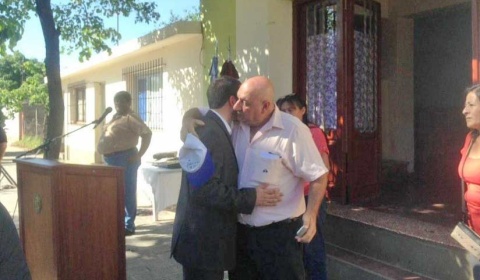 Sospechoso abrazo entre Assennato y Chicho Mazzone