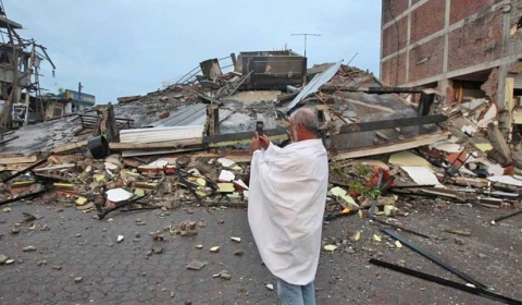 Son ya 235 los muertos y 1557 los heridos por el terremoto en Ecuador