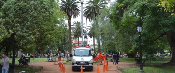 La Municipalidad de Salta comienza la decoración navideña de la Plaza 9 de Julio