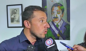 El retrato de Alfonsín que cuelga de las paredes de la oficina de Assennato
