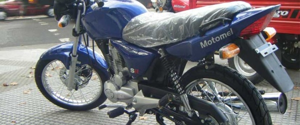 Dos motociclistas lesionados al chocar con un coche en el centro de Tartagal