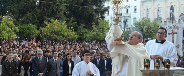 Urtubey y Zottos asisten a la celebración del Corpus Christi