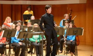 La directora estadounidense Jaclyn Hartenberger dirige la Orquesta Sinfónica