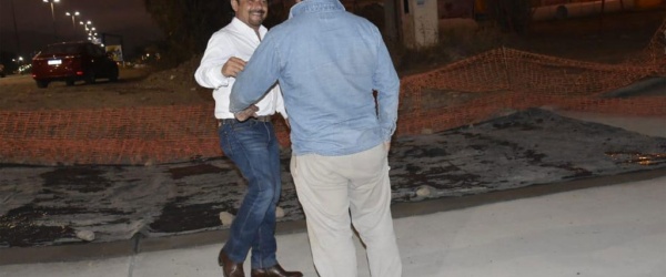 Gustavo Sáenz supervisa las obras de pavimentación en el barrio La Loma