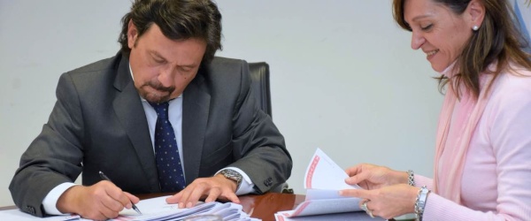 Sáenz firma escrituras a favor de nuevos propietarios del barrio San Alfonso