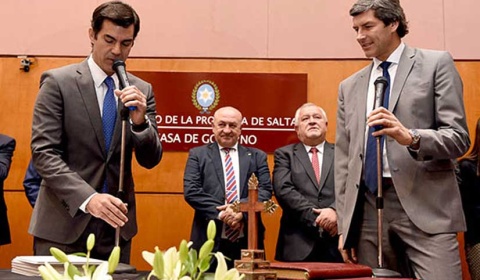 Urtubey toma juramento a los nuevos ministros de su gobierno