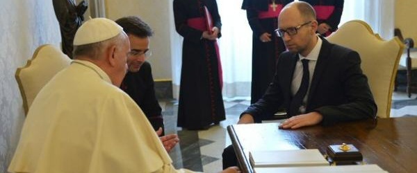 El papa Francisco entrega al Primer Ministro de Ucrania una pluma para firmar la paz