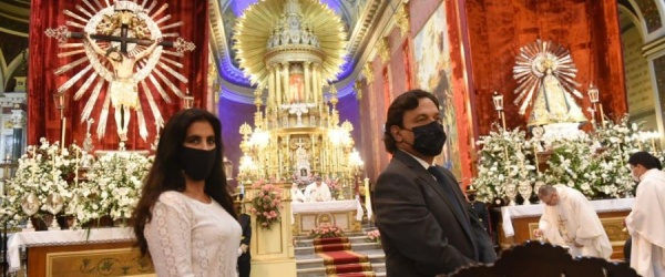 El gobernador Sáenz y su esposa asisten a la primera misa del triduo