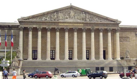 La Legislatura de Salta no funcionaría mejor aunque estuviese en el Palais Bourbon