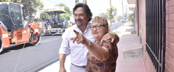 Gustavo Sáenz supervisa las obras de pavimentación en la zona norte de la ciudad