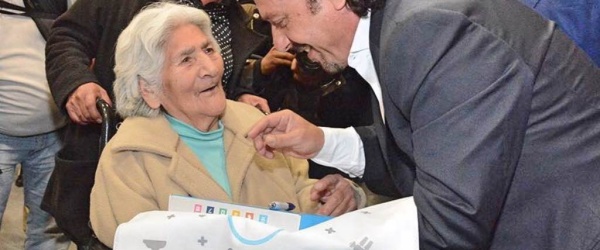 Sáenz preside la entrega de tablets a adultos mayores de Salta