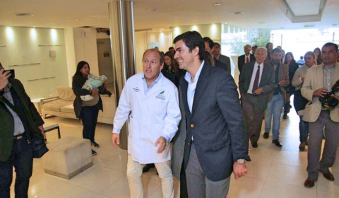 Macedo asiste a la inauguración de la UCI de la clínica privada del exsuegro de Urtubey