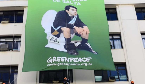 Greenpeace ridiculiza a Urtubey frente a la Casa de Salta en Buenos Aires