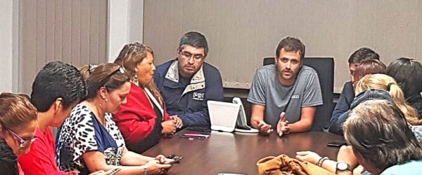 Ministro de Urtubey se presenta en camiseta a una reunión oficial con agentes del Estado