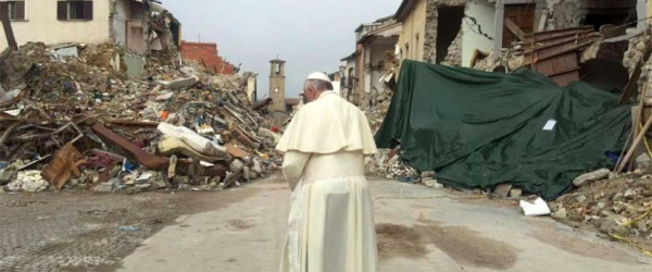 El Papa Francisco visita Amatrice, la ciudad italiana devastada por el terremoto