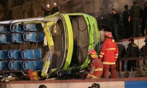 Al menos nueve muertos al volcar un autobús turístico en Lima