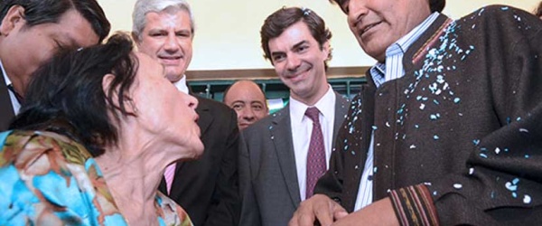 Evo Morales se reencuentra en Campo Santo con su maestra de la escuela primaria