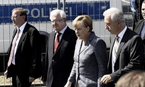 Angela Merkel visita un centro de refugiados en plena oleada de ataques xenófobos