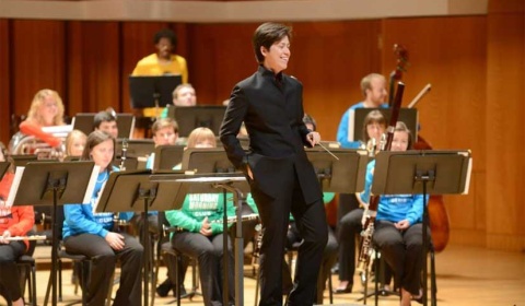 La directora estadounidense Jaclyn Hartenberger dirige la Orquesta Sinfónica