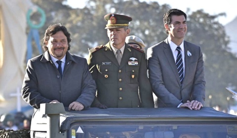 Sáenz se sube al Jeep del poder durante los actos de la Bandera