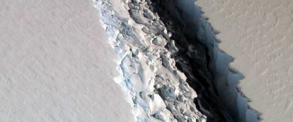 Un enorme iceberg se desprende de la Antártida