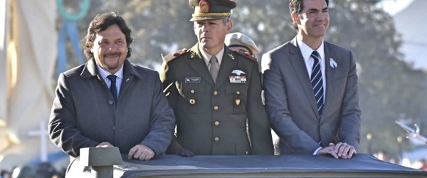 Sáenz se sube al Jeep del poder durante los actos de la Bandera