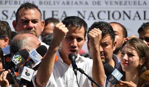 Juan Guaidó se proclama ‘presidente encargado’ de Venezuela y Trump lo reconoce inmediatamente