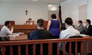 Primera jornada del juicio contra el hombre acusado de matar de una puñalada a su pareja masculina