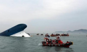 Familiares de las víctimas del hundimiento en Corea del Sur aseguran recibir mensajes desde el interior del barco