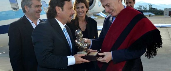 Macri se reúne hoy con dos mil intendentes para analizar obras públicas