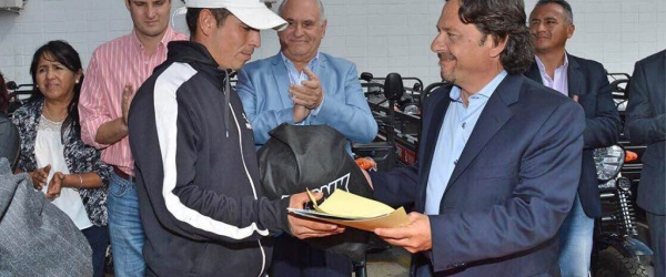 Sáenz entrega los primeros vehículos a los nuevos motocarreros de Salta