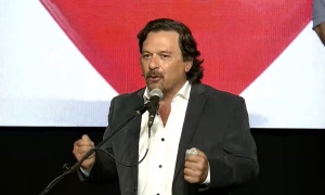 La descontrolada euforia de Gustavo Sáenz frente al resultado electoral