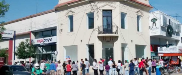 Rapipago y Pago Fácil, expedientados por no tener cajas de atención prioritarias