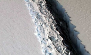 Un enorme iceberg se desprende de la Antártida