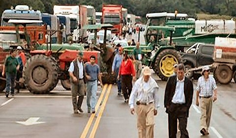 Productores agrícolas protestan a las puertas de la Casa de Gobierno de Salta