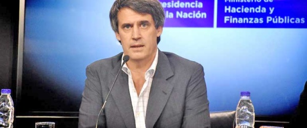 Prat Gay dice en Twitter que aumentaron los salarios y el empleo