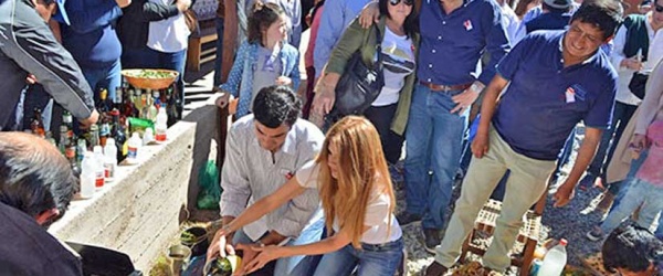 Una frazada enrollada protege las rodillas de Urtubey y Macedo ante la Pachamama