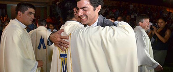 Un Juan Manuel Urtubey en trance participa en una ordenación sacerdotal en Tartagal
