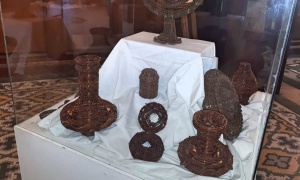 Muestra de artesanías en cobre en el Centro Cultural América de Salta