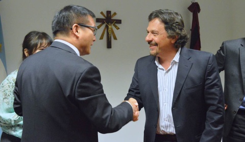 Gustavo Sáenz recibe en su despacho a un grupo de latinoamericanistas chinos