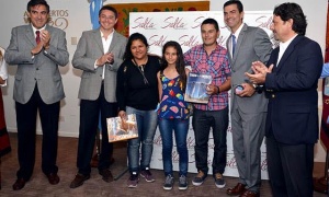 Urtubey y Sáenz reciben a los primeros turistas de la temporada estival
