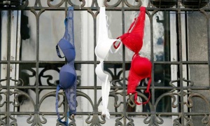 Pocas banderas pero mucha imaginación en el homenaje nacional de Francia