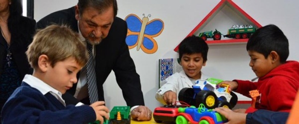 Miguel Isa visita la Ludoteca Municipal en el Día Universal del Niño