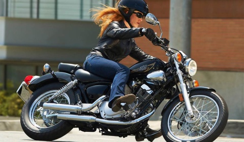 Macacha cabalga ahora en moto y, en vez de luchar contra los godos, recupera celulares robados