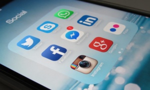 La trata de mujeres y niñas se extiende al ciberespacio por medio de las redes sociales