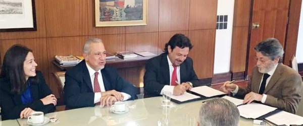 Sáenz suscribe en Buenos Aires un acuerdo con el titular de la AFIP